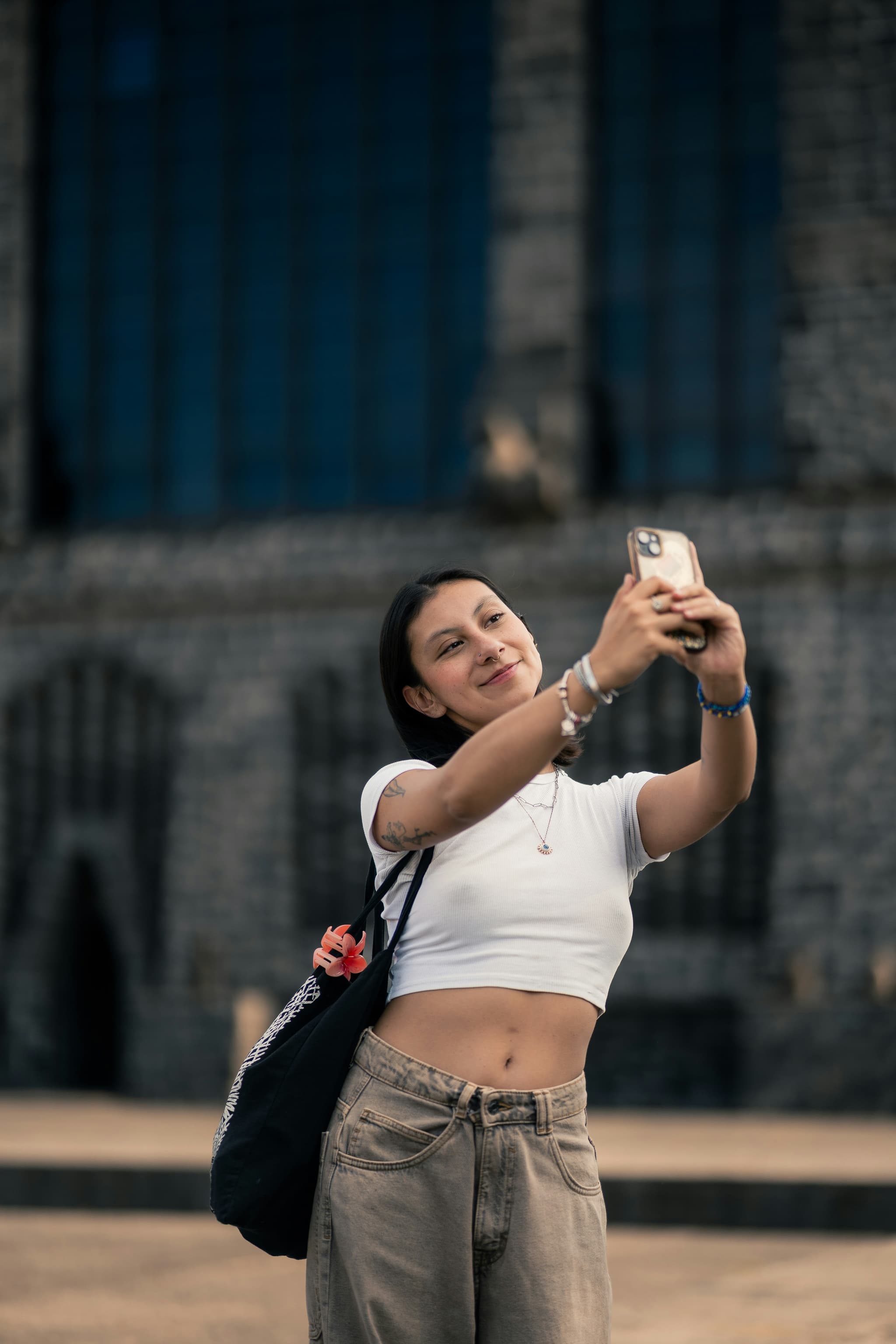 Modelo tatuada olhando celular